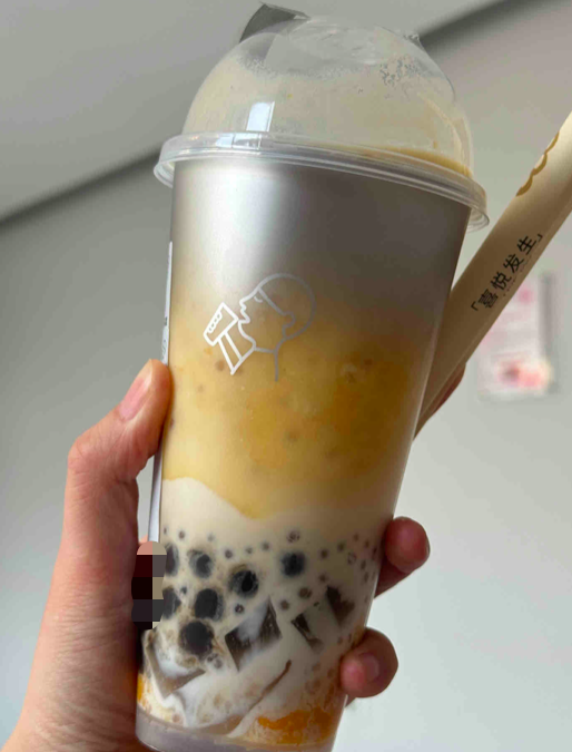 喜茶新款银色涂层冷饮杯引热议:奶盖线被遮挡,消费者误认变质,员工操作不便 喜茶新款银色涂层冷饮杯引热议:奶盖线被遮挡,消费者误认变质,员工操作不便