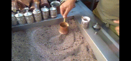 土耳其沙煮咖啡为何看似永不枯竭?从煮制原理到无限续杯错觉的完整解析 土耳其沙煮咖啡为何看似永不枯竭?从煮制原理到无限续杯错觉的完整解析