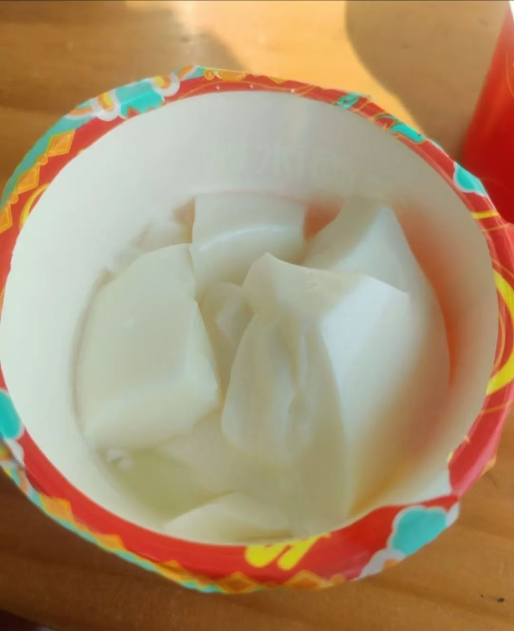 蜜雪冰城鸡蛋布丁悄然换配方，白色奶布丁上线引发顾客争议与成本讨论