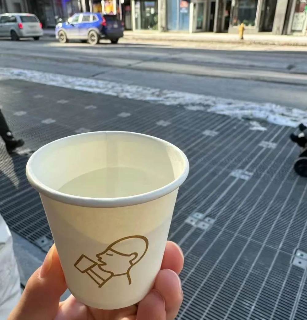 喜茶海外新店冰箱贴被炒至上千元,粉丝寒冬排队与黄牛乱象引关注 喜茶海外新店冰箱贴被炒至上千元,粉丝寒冬排队与黄牛乱象引关注