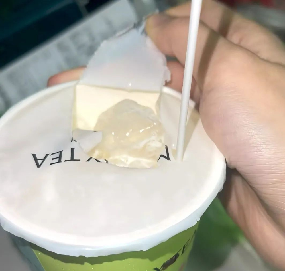 茉莉奶白饮品惊现塑料袋：顾客获千元赔偿，涉事门店已闭店整顿