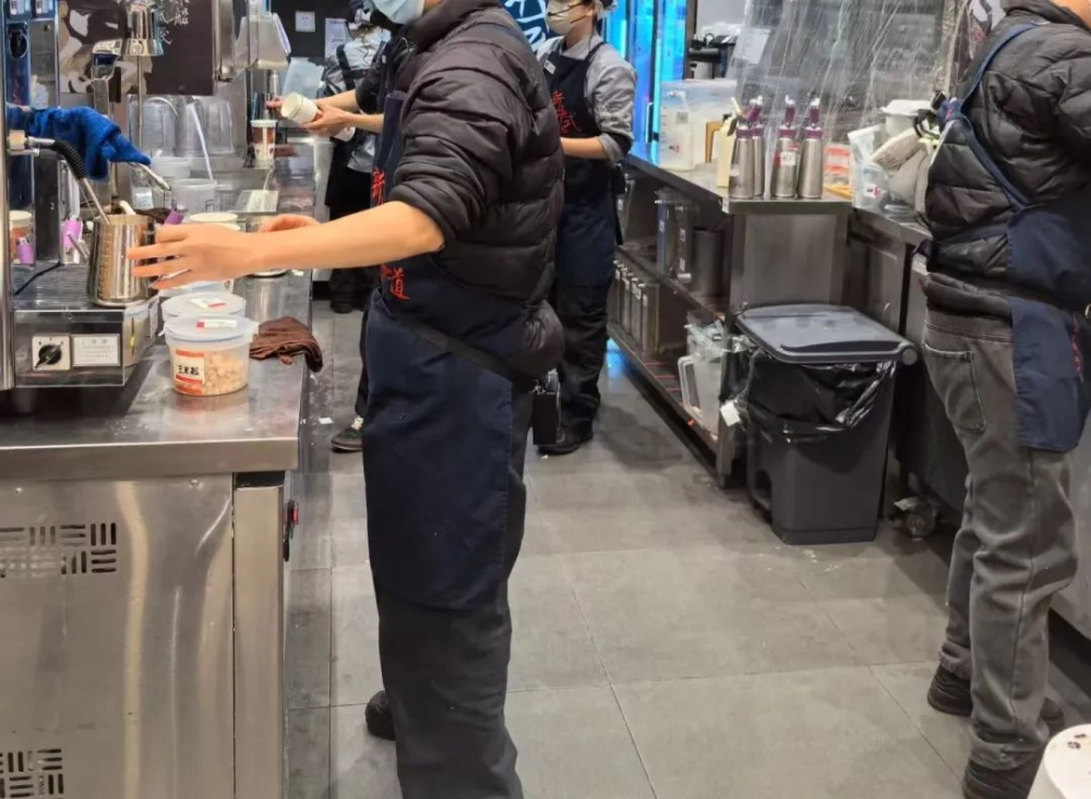 茶饮门店引入实验室移液枪调配奶茶,操作规范与食品安全引发热议 茶饮门店引入实验室移液枪调配奶茶,操作规范与食品安全引发热议
