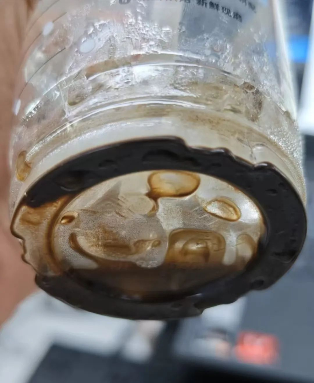 瑞幸冷萃咖啡杯底惊现大量咖啡粉沉淀,员工透露滤袋或是主因 瑞幸冷萃咖啡杯底惊现大量咖啡粉沉淀,员工透露滤袋或是主因