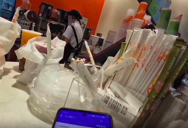 奶茶店泼洒事件真相揭晓:外卖员催单引发冲突,监控录像揭示被隐藏细节 奶茶店泼洒事件真相揭晓:外卖员催单引发冲突,监控录像揭示被隐藏细节