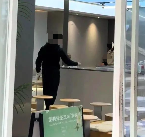 福州Manner门店顾客情绪失控掷杯砸吧台,店员独自当班引发出餐效率热议 福州Manner门店顾客情绪失控掷杯砸吧台,店员独自当班引发出餐效率热议