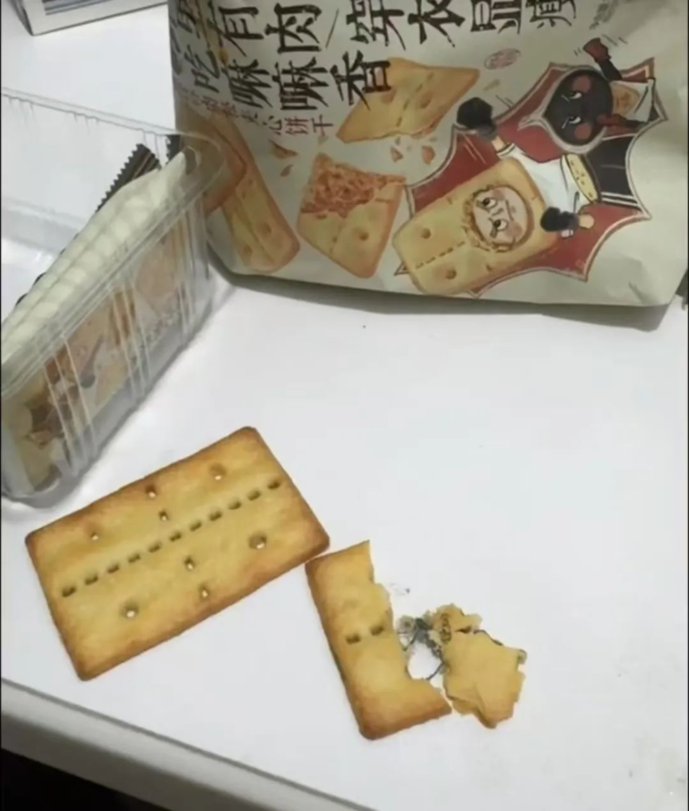 茶颜悦色饼干夹心现黑色毛线，消费者维权与售后争议引热议