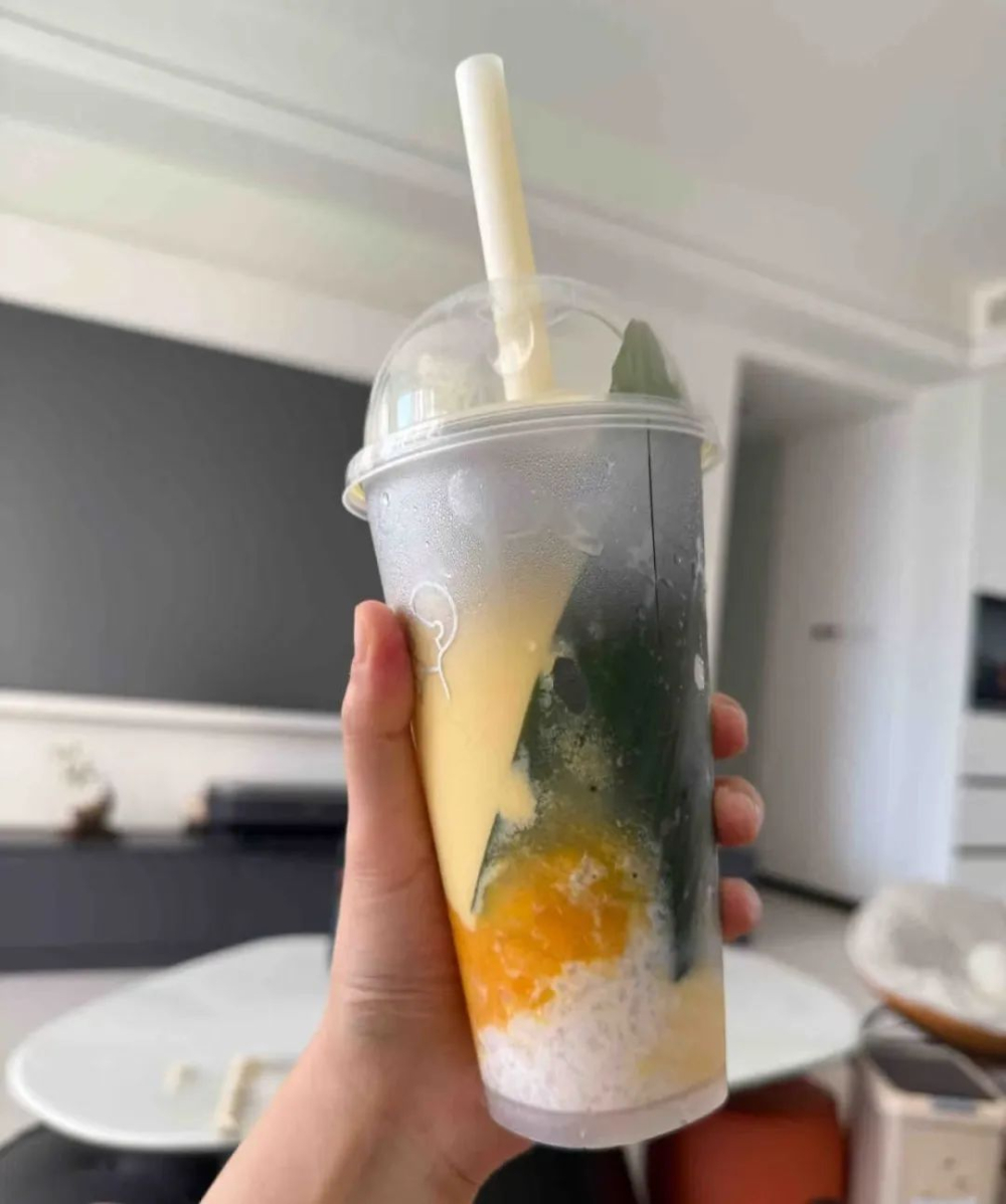 喜茶端午限定芒椰糯米饭回归,杯中粽叶装饰引发顾客争议 喜茶端午限定芒椰糯米饭回归,杯中粽叶装饰引发顾客争议