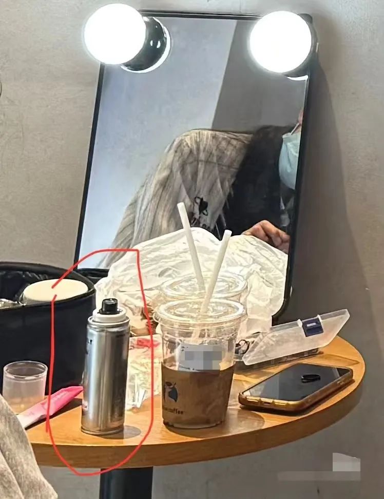 瑞幸门店内化妆师做造型引争议,发胶气味弥漫,店员坦言不敢制止 瑞幸门店内化妆师做造型引争议,发胶气味弥漫,店员坦言不敢制止