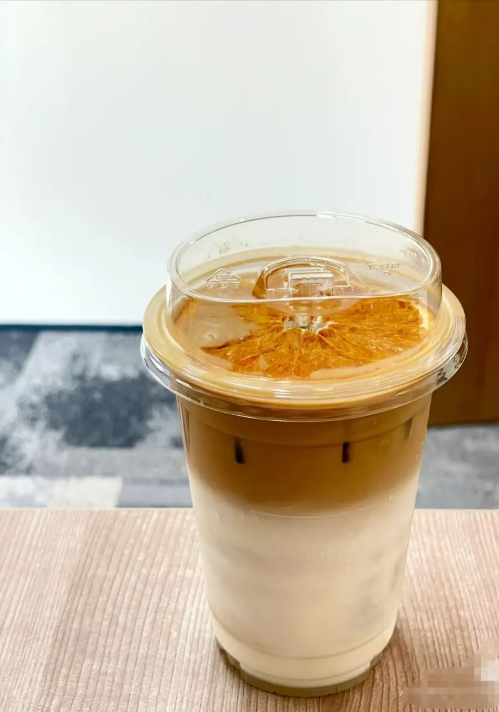 Manner密集推新茶咖引热议,橙子冰茶拿铁被指与自家清橙拿铁高度相似 Manner密集推新茶咖引热议,橙子冰茶拿铁被指与自家清橙拿铁高度相似
