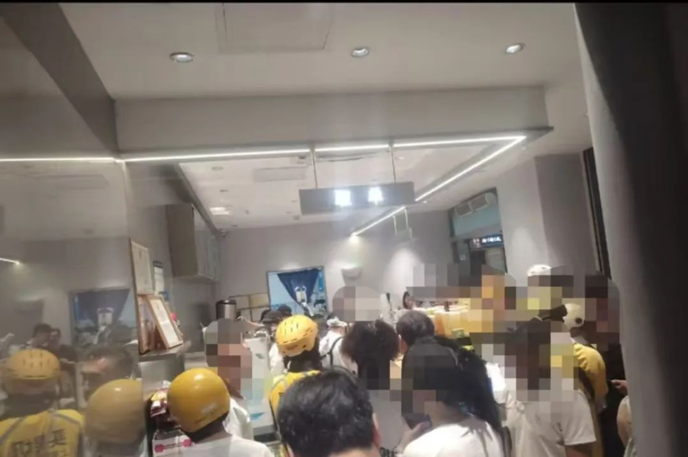 外卖补贴催生免费奶茶潮,蜜雪冰城门店大量自提饮品为何无人领取被销毁 外卖补贴催生免费奶茶潮,蜜雪冰城门店大量自提饮品为何无人领取被销毁
