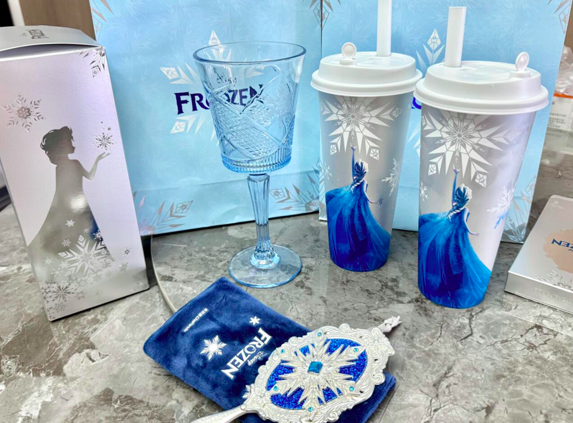 茶百道联名冰雪奇缘周边品控翻车:手机链到手即断,手持镜高脚杯也遭吐槽 茶百道联名冰雪奇缘周边品控翻车:手机链到手即断,手持镜高脚杯也遭吐槽