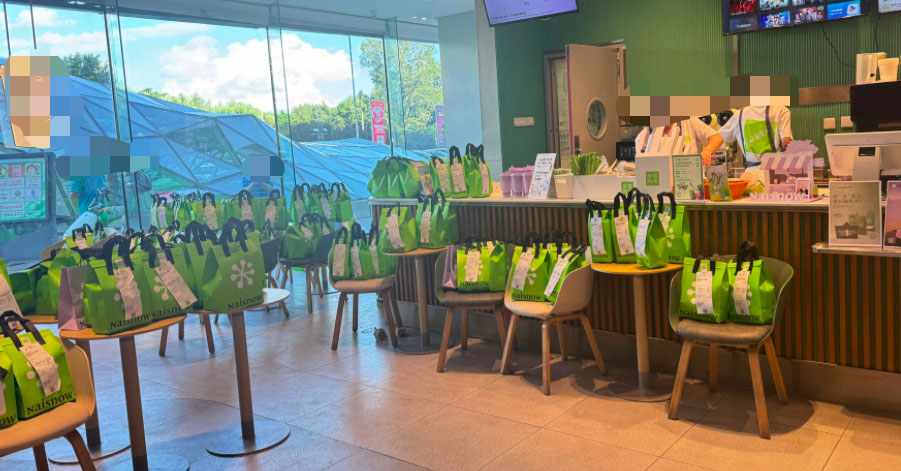 京东骑手闯入霸王茶姬吧台协助打包,网友围绕食安规范展开热议 京东骑手闯入霸王茶姬吧台协助打包,网友围绕食安规范展开热议