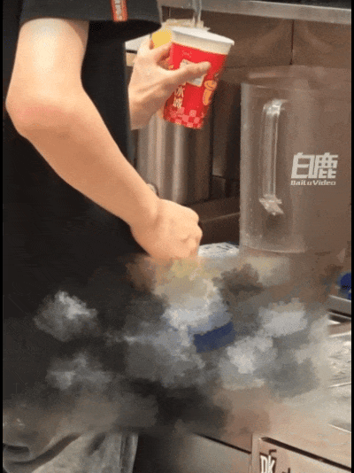 蜜雪冰城员工直饮水冲冰致污染,涉事门店回应已辞退当事人 蜜雪冰城员工直饮水冲冰致污染,涉事门店回应已辞退当事人