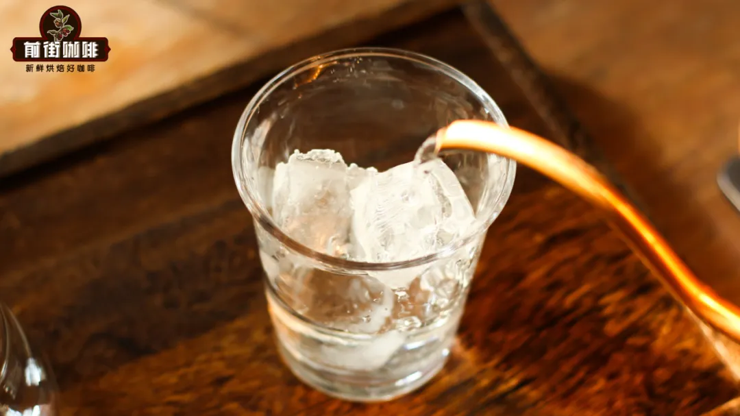 咖啡品鉴前为何先饮冰水?浓缩配冰水的由来与手冲适用性解析 咖啡品鉴前为何先饮冰水?浓缩配冰水的由来与手冲适用性解析