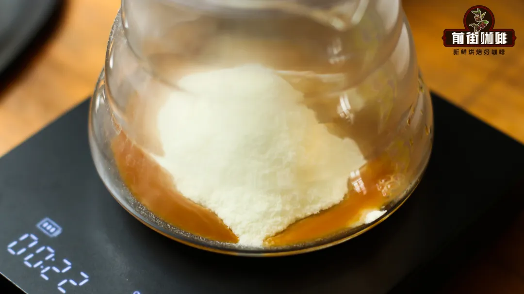 用奶粉替代牛奶制作拿铁与意式奶咖的可行方案及实操比例解析