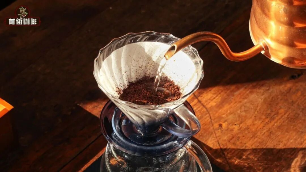 冰手冲咖啡制作秘诀：水温粉冰配比与研磨注水技巧全面解析