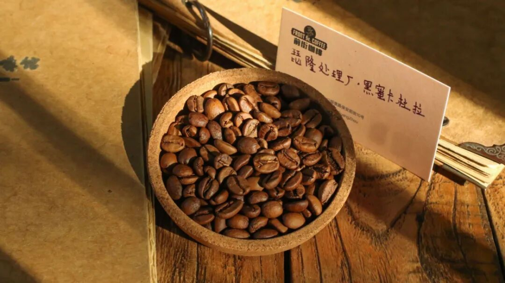 用可乐替代热水萃取咖啡会怎样?实测冰可乐手冲与可乐冰块手冲的差别 用可乐替代热水萃取咖啡会怎样?实测冰可乐手冲与可乐冰块手冲的差别