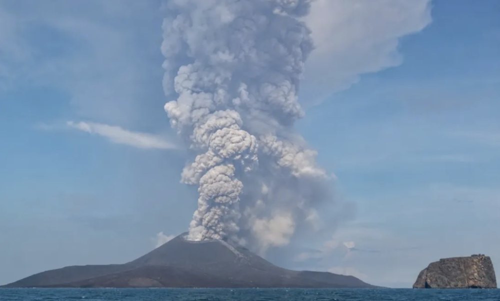 印尼阿纳克·喀拉喀托火山大喷发，多座机场被迫关停