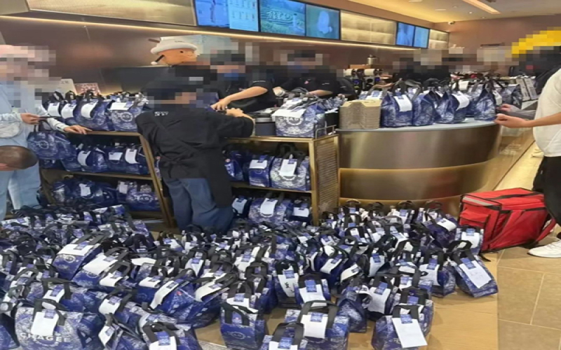 立秋外卖大战引发连锁茶饮爆单，门店不堪重负临时打烊应对积压订单