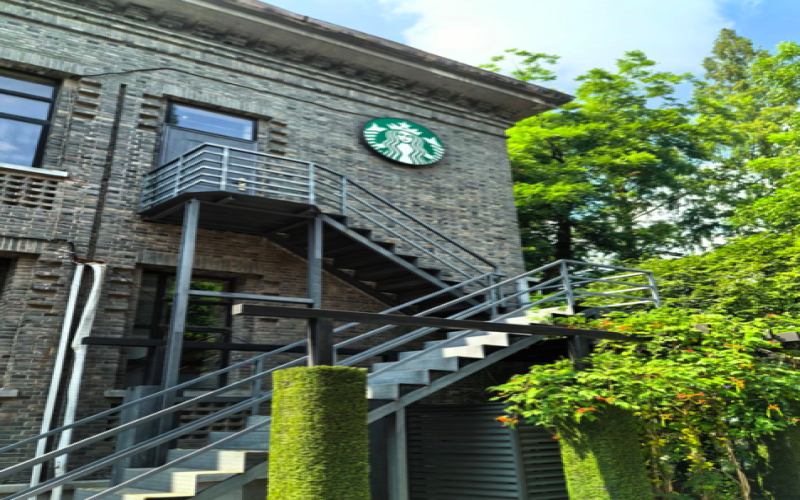 南京1912街区星巴克与茶颜悦色相继离场，二十年老店谢幕引发怀旧与思考