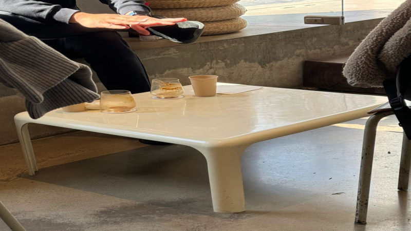 露营桌椅成咖啡馆常见配置？矮桌矮椅背后的经营逻辑与消费体验争议