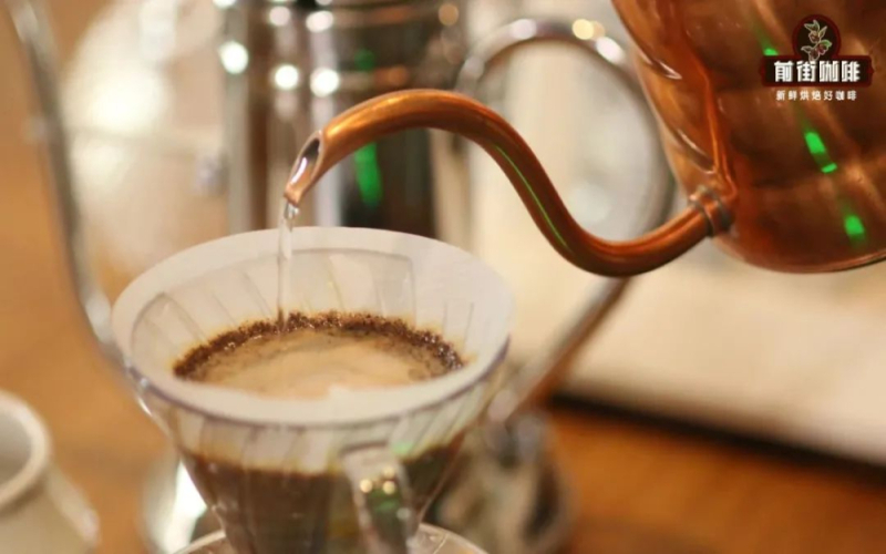 一刀流与三段式手冲差异解析：注水手法如何影响咖啡风味与萃取效果