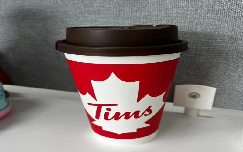 Tims鲜萃咖啡遭顾客投诉杯底咖啡渣过多，客服称沉淀属正常现象引热议