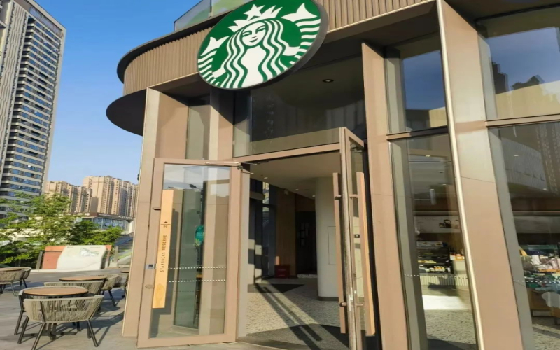 星巴克推行门店大门常开政策，员工吐槽与业绩下滑双重压力下的迎客之道