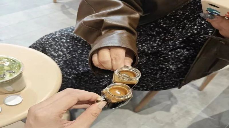 Manner门店破千在即，自带杯创意大赏：从老茶缸到瓦罐汤，咖啡师直呼专业