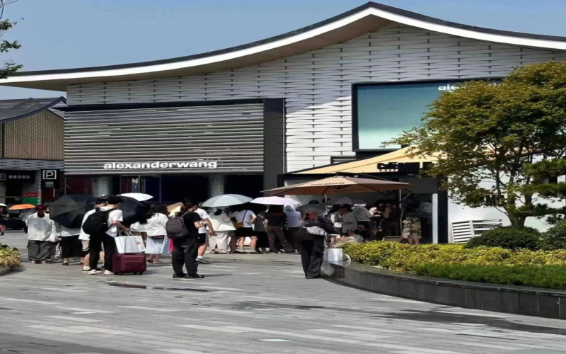40℃高温下的执着：无印良品苏州咖啡快闪店为何引来排队人潮