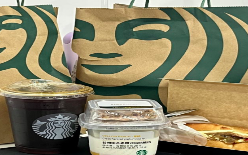 外卖补贴大战冲击星巴克门店，糕点柜被抢空引发员工与消费者两极反应