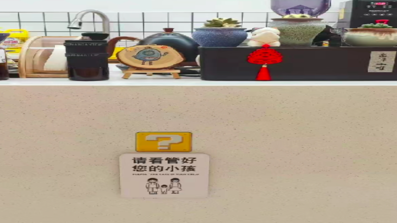 咖啡馆里孩童喧闹该由谁管？店主沉默旁观引争议，顾客被迫出面劝阻反遭投诉