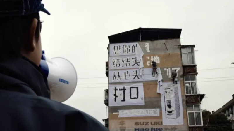 OATLY燕麦奶从巴黎街头转向中国乡村刷墙，创意营销引发网友两极讨论