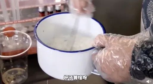 杭州保洁阿姨5元自制盲盒奶茶走红,盲盒经济为何频频引爆消费热潮 杭州保洁阿姨5元自制盲盒奶茶走红,盲盒经济为何频频引爆消费热潮
