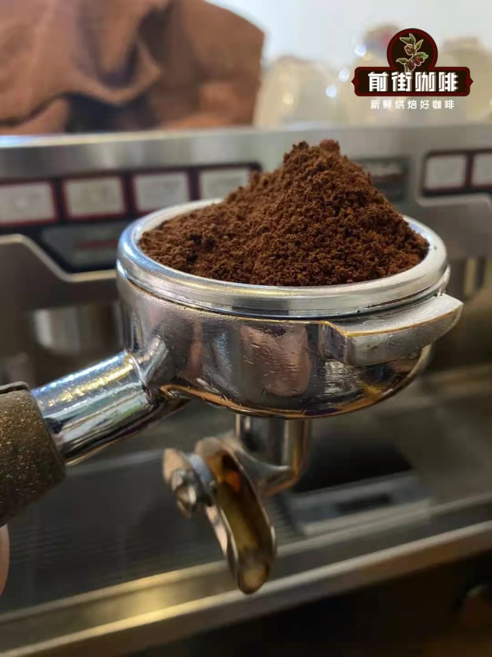 浓缩咖啡通道效应成因解析：布粉、压粉与粉量如何影响意式萃取均匀度
