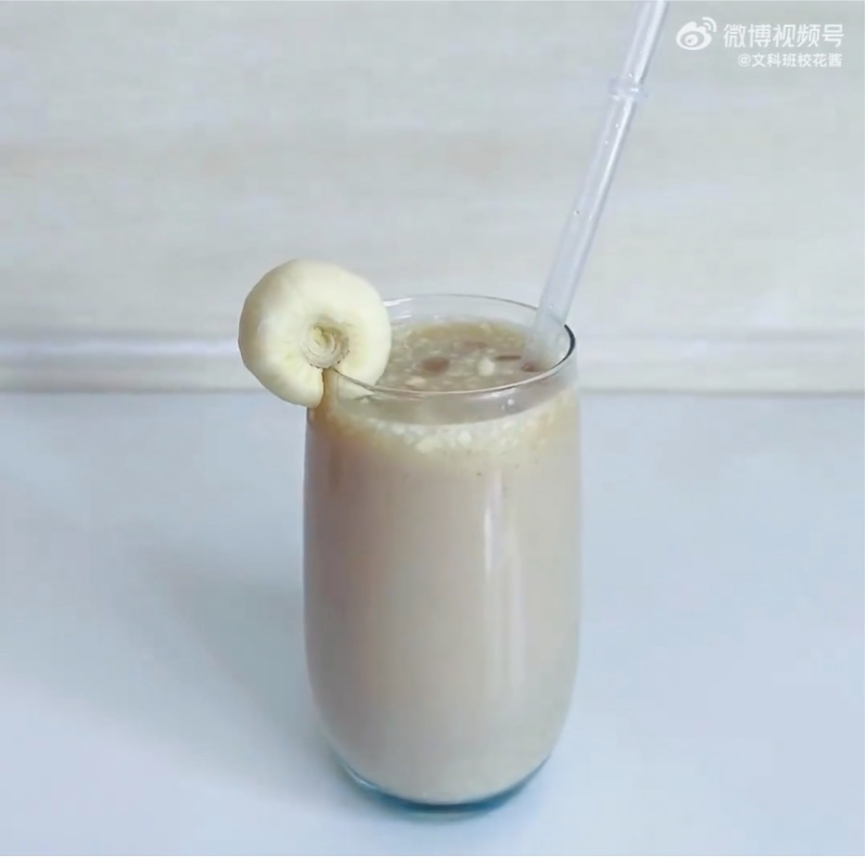蒜香拿铁走红网络：从蒜泥挂杯到冰咖调制，这款网红咖啡制作教程全解析