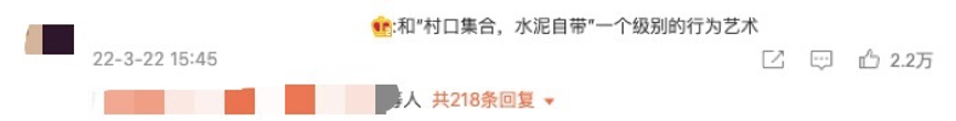 上海网友公交站台演绎露营风咖啡时光,黑胶唱片与特调引发舆论两极评价 上海网友公交站台演绎露营风咖啡时光,黑胶唱片与特调引发舆论两极评价