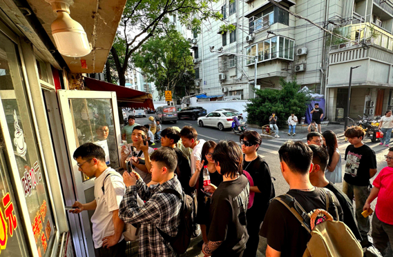 光良现身南京排队买10元手冲咖啡,明星打卡引爆小店流量热潮 光良现身南京排队买10元手冲咖啡,明星打卡引爆小店流量热潮