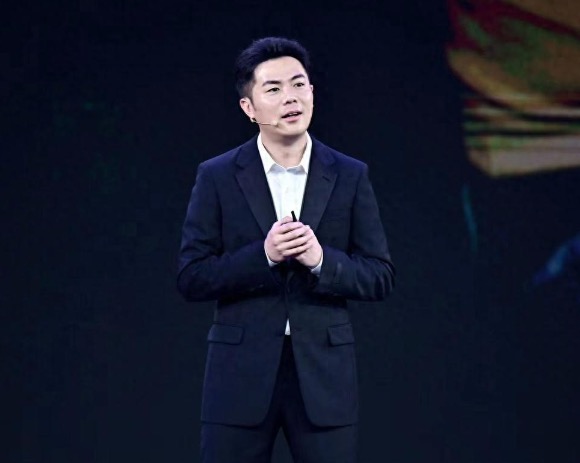 海底捞年薪120万聘霸王茶姬创始人张俊杰任独立董事，茶饮与火锅跨界合作引关注