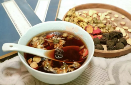 中药茶饮热潮下的真实经营困境:加盟月亏三万,配方与口感难题待解 中药茶饮热潮下的真实经营困境:加盟月亏三万,配方与口感难题待解