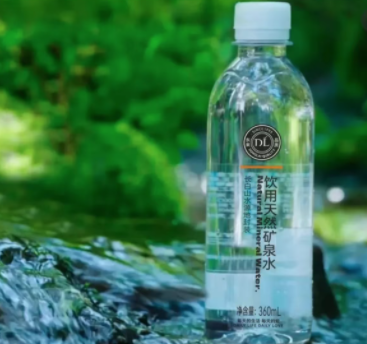 胖东来推1.2元长白山天然矿泉水,无溴酸盐工艺对标农夫山泉 胖东来推1.2元长白山天然矿泉水,无溴酸盐工艺对标农夫山泉