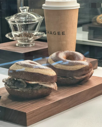 茶饮品牌跨界烘焙新趋势:霸王茶姬4.0门店推出贝果系列 茶饮品牌跨界烘焙新趋势:霸王茶姬4.0门店推出贝果系列