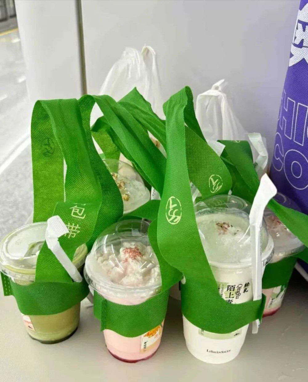 奶茶外带只用一根布带打包？李山山茶事自提服务引消费者安全担忧与质疑