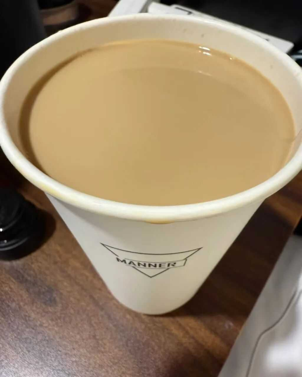 Manner外卖拿铁缺失奶泡引争议，咖啡师为何选择不打泡直接出杯？