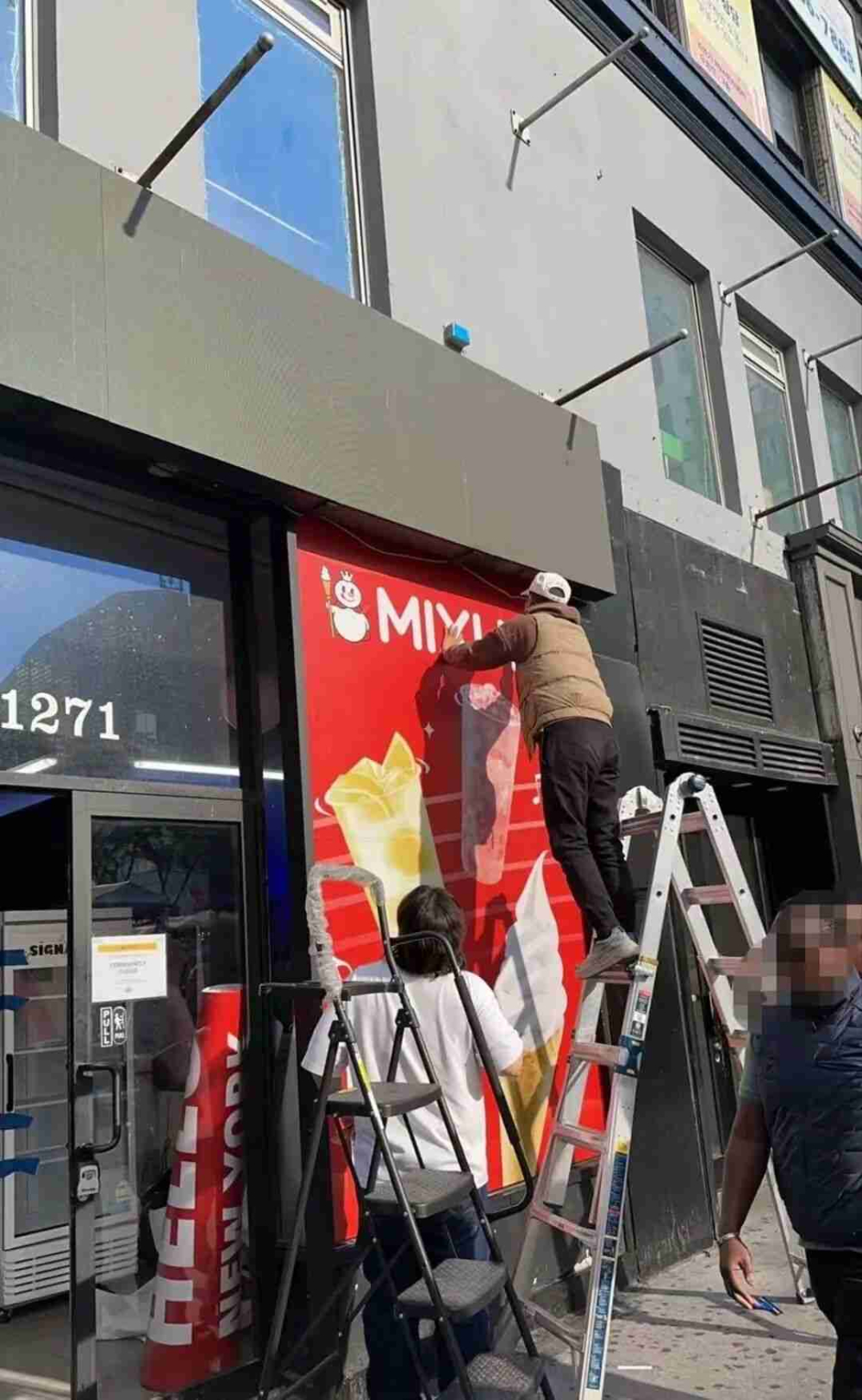 蜜雪冰城美国连签三店:纽约唐人街、百老汇与洛杉矶好莱坞齐围挡 蜜雪冰城美国连签三店:纽约唐人街、百老汇与洛杉矶好莱坞齐围挡