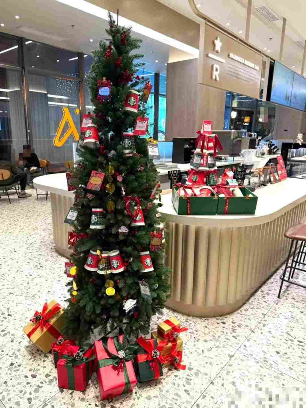 星巴克全国门店歌单大换血，千禧华语金曲替代爵士蓝调引爆顾客热议