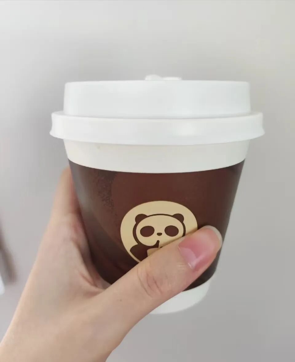 茶百道推出300ml全球味特调热饮,容量与定价引热议,吸管搭配成吐槽焦点 茶百道推出300ml全球味特调热饮,容量与定价引热议,吸管搭配成吐槽焦点