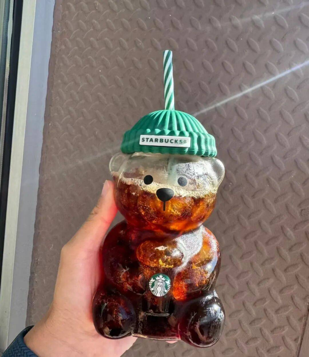 北美星巴克玻璃小熊杯引发抢购潮，二手市场价格飙升至原价十余倍