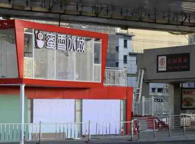 郑州BRT站台引入蜜雪冰城门店,规划许可争议与盲道占用问题引关注 郑州BRT站台引入蜜雪冰城门店,规划许可争议与盲道占用问题引关注