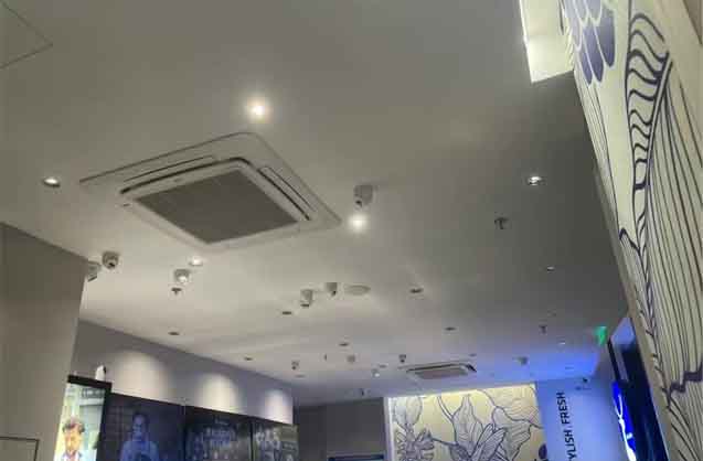 瑞幸门店天花板密布AI摄像头,员工顾客双双感到压力 瑞幸门店天花板密布AI摄像头,员工顾客双双感到压力